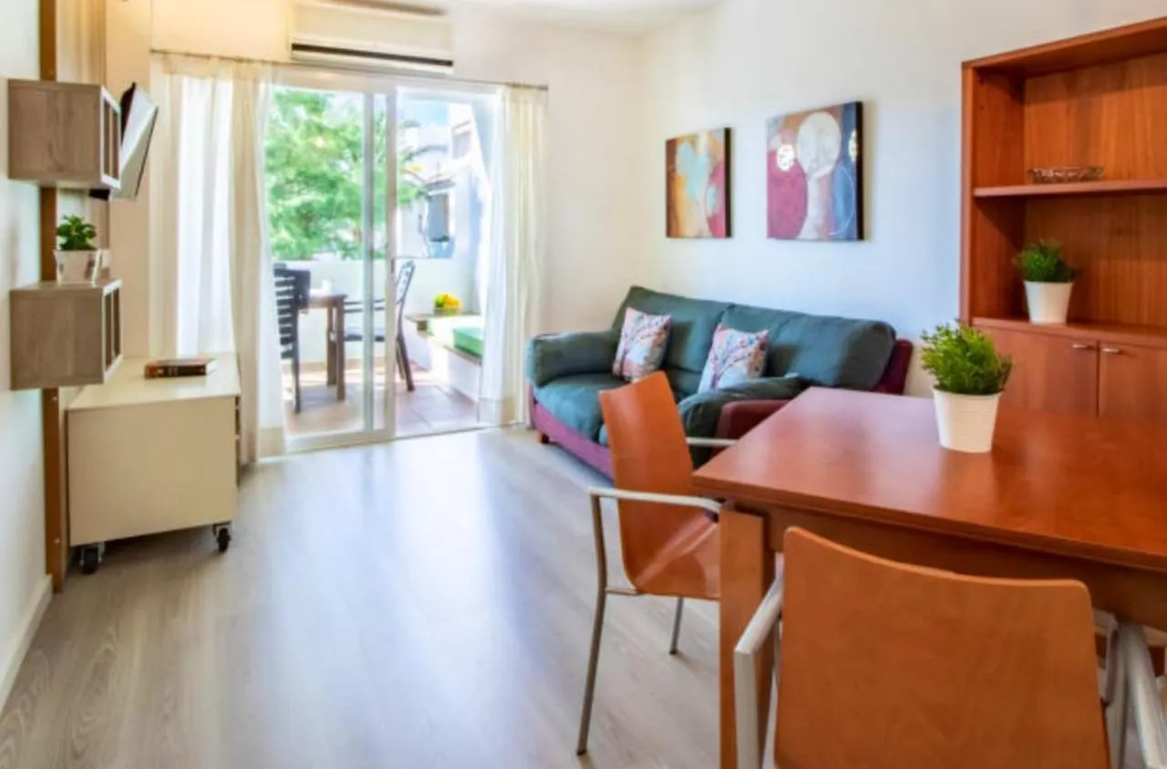 Family Apartment In Roses With Garden And Shared Pool 60 M²