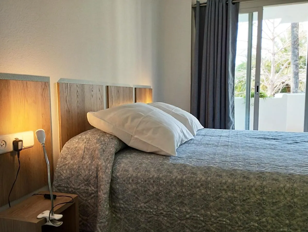 Family Apartment In Roses With Garden And Shared Pool 60 M²