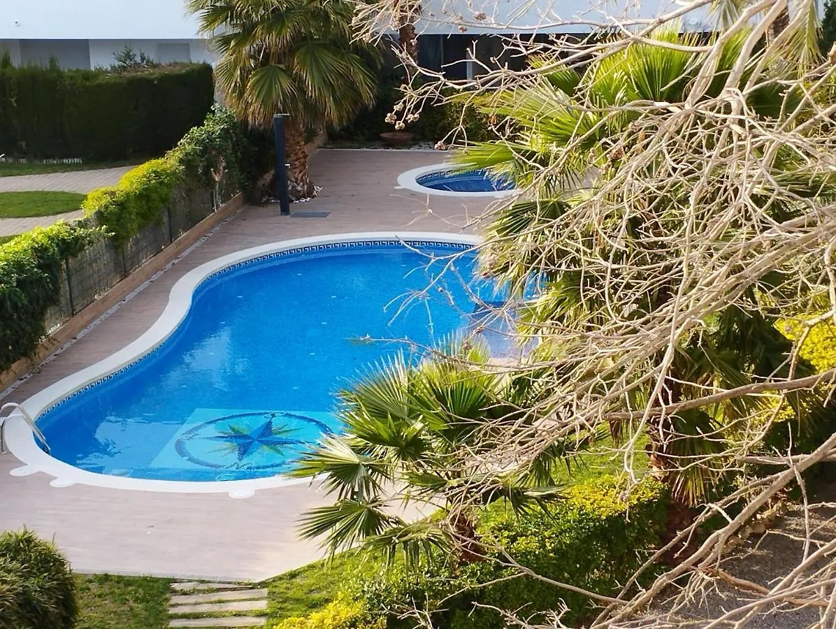 Family Apartment In Roses With Garden And Shared Pool 60 M²
